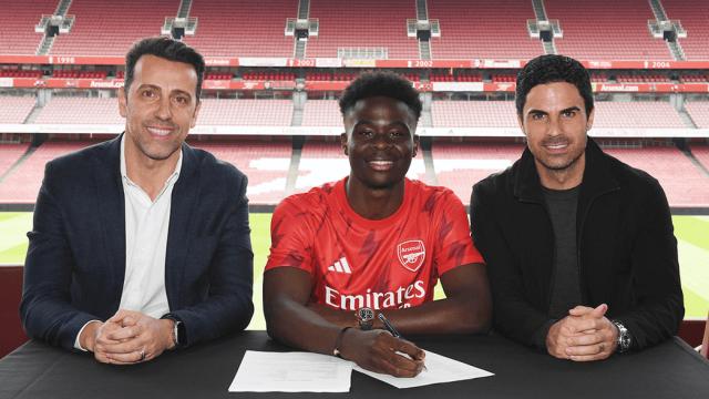 saka-signs-contract.png